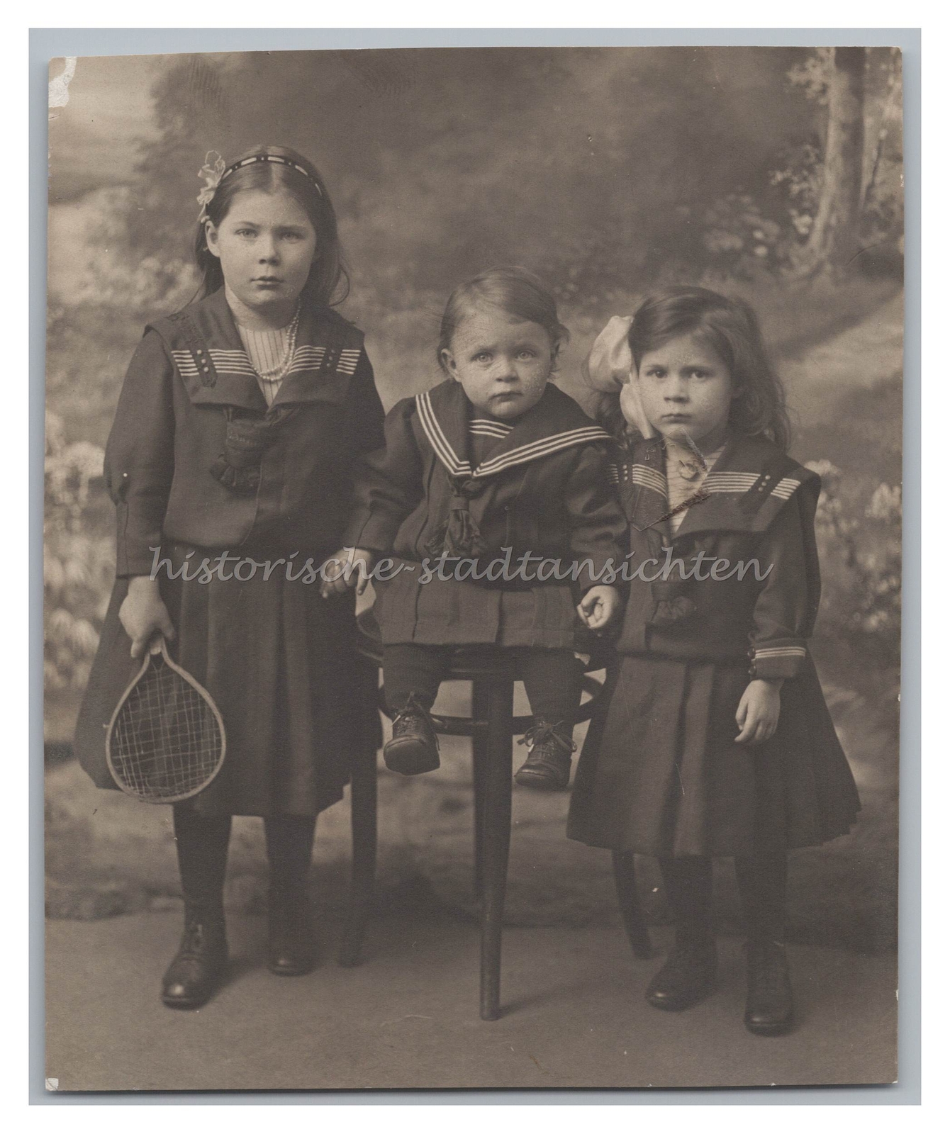 Not Merry – Portrait Sad Children 1912 Miniature Studio – Photo 1910s