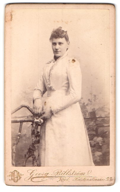 Photograph Georg Billström, Kiel, Holstenstraße 22, woman in elegant dress