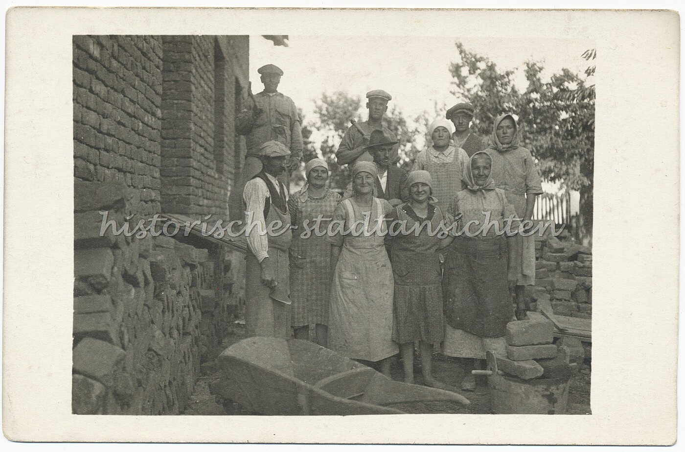 Maurer & Hausfrauen beim Hausbau – Berufe Ziegel – Altes Foto 1920er