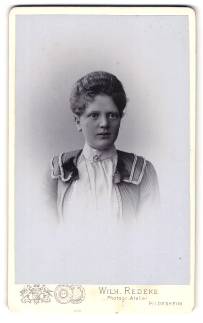Photograph Wilh. Redeke, Hildesheim, Kreuzstr. 22, Young Lady in Fashion Dress