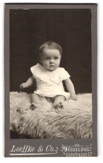 Photography Loeffke & Co., Düsseldorf, Oststr. 117, cute toddler in shirt with