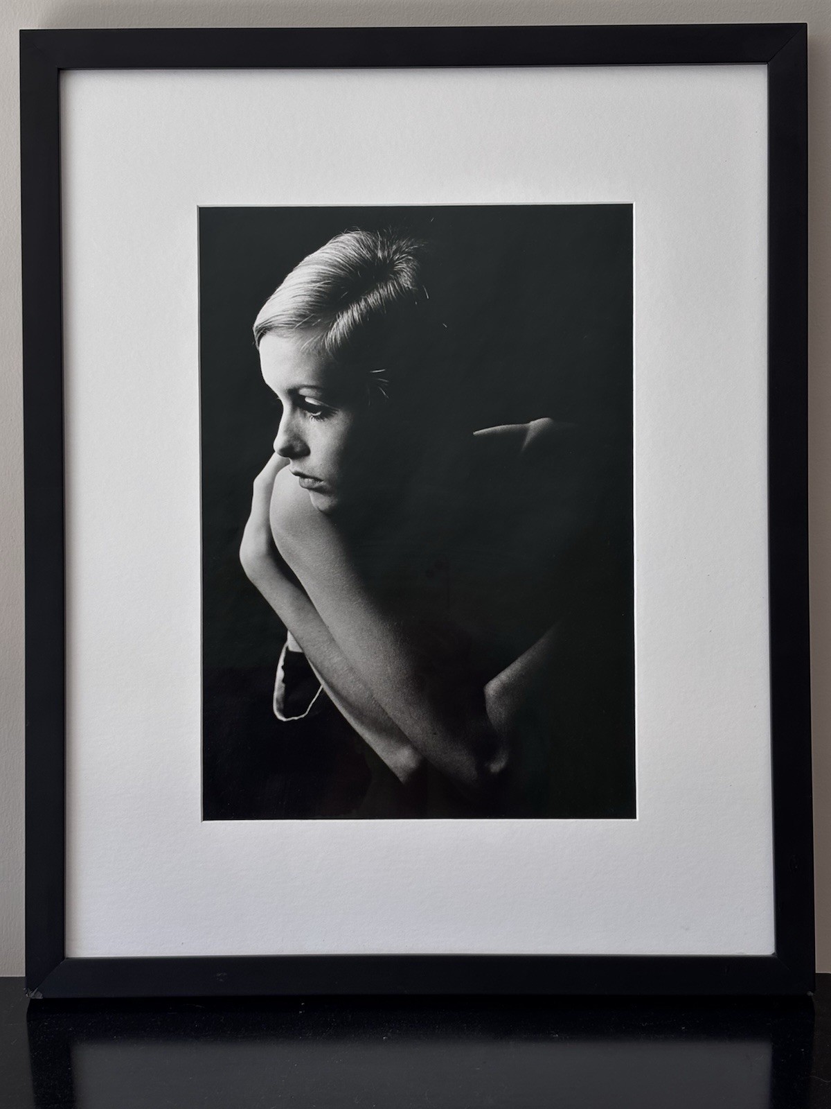 Burt Glinn Original Photograph of Twiggy – Signed on Verso, Unique, Framed