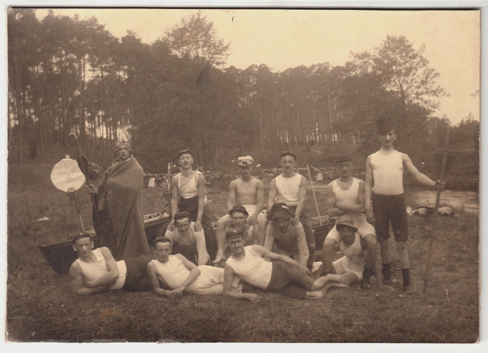 Ruderverein Männer in Verkleidung Indianer,male friends,Foto (17x12cm) ~1915 Gay