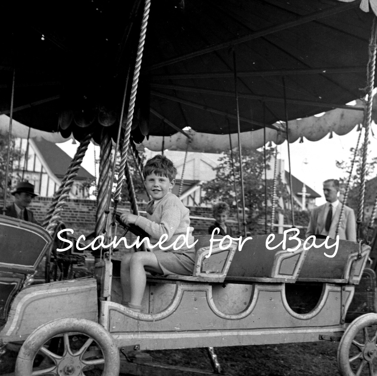 YOUNG LAD ON FAIRGROUND RIDE SOCIAL HISTORY – 1 NEGATIVE 1940s
