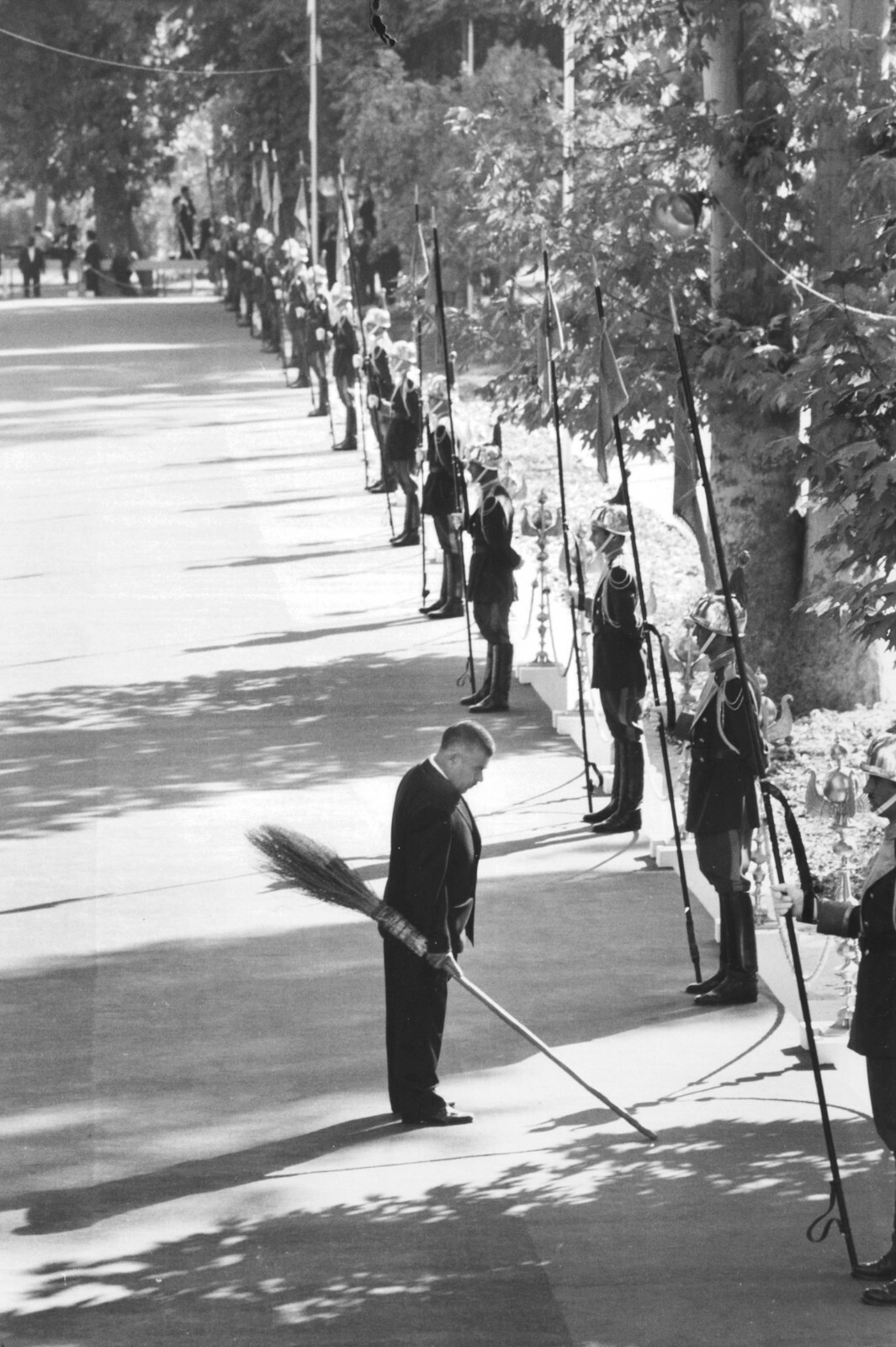 Elliott ERWITT: Inspecting Guards, Teheran, Iran, 1967 / Printed 1977 / SIGNED!
