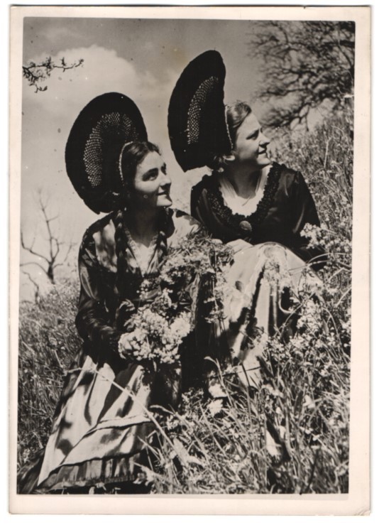 Photograph Austria-Vorarlberg, pretty young women in costume 1944