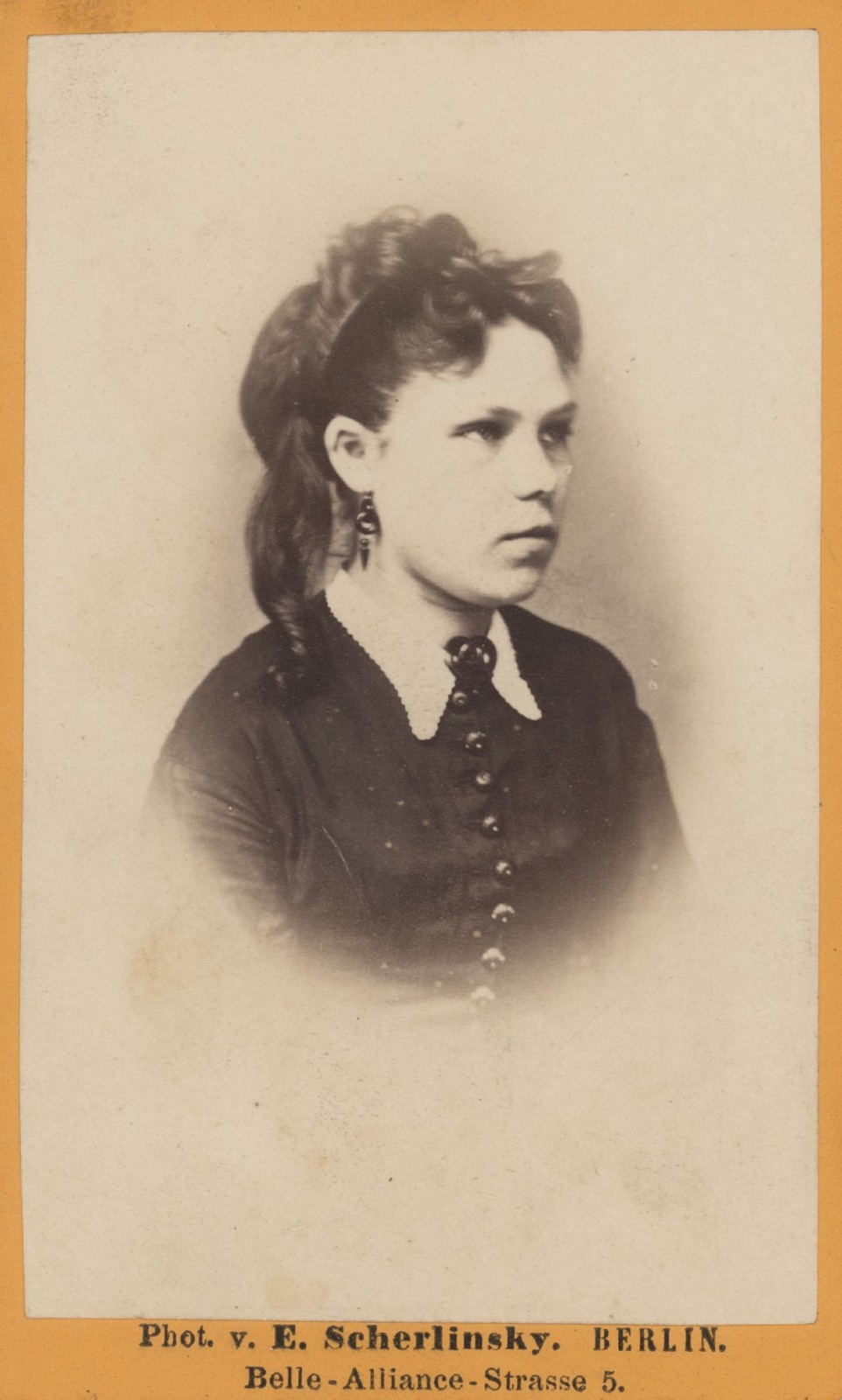 Portrait photography woman portrait Berlin Scherlinsky historical photography album