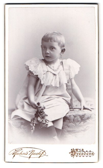 Photograph Hahn’s Nachf., Dresden, Ferdinandstrasse 11, girl with jewelry in
