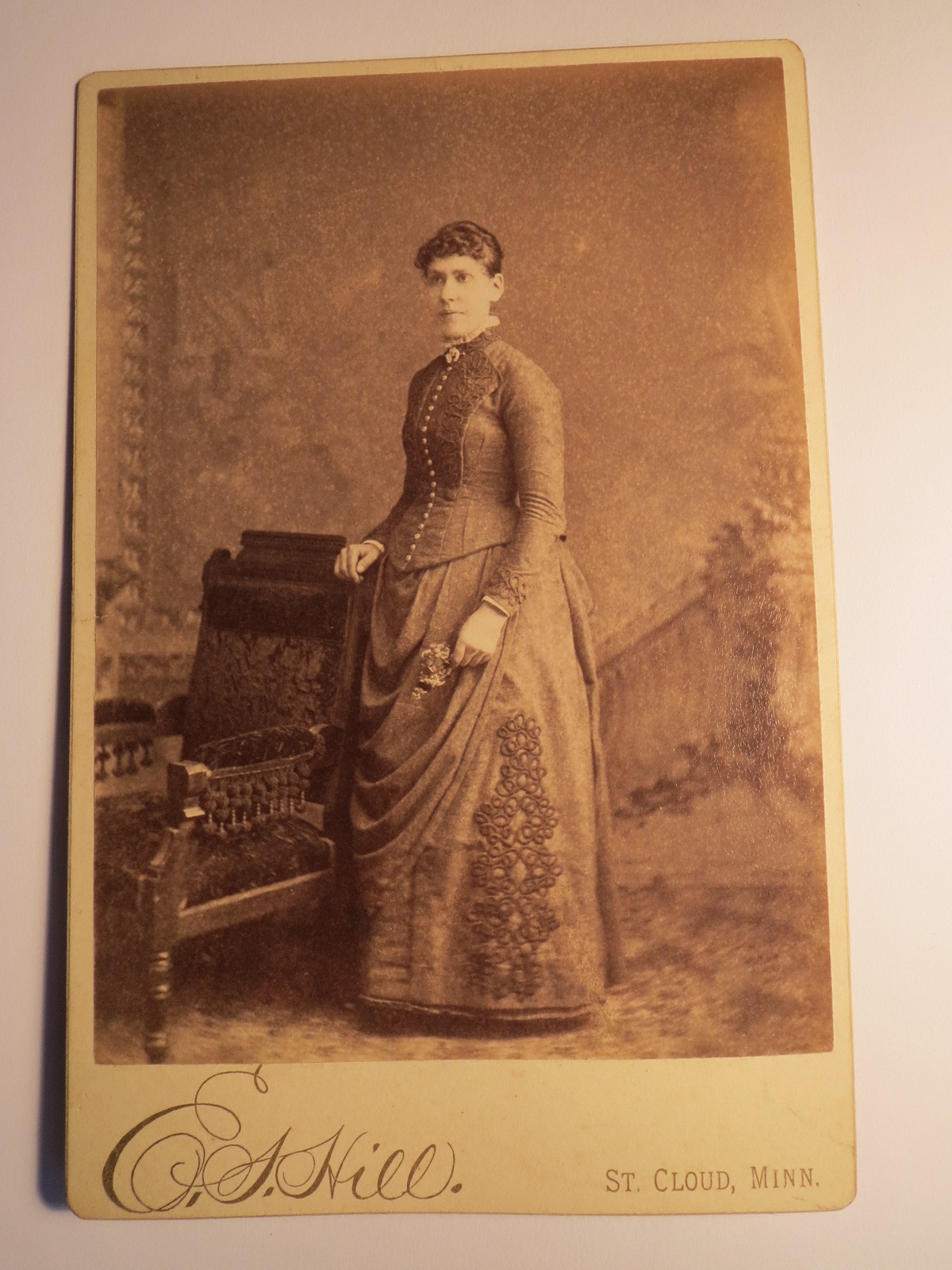 St. Cloud Minnesota USA – Standing Woman – Chair – Backdrop / CAB