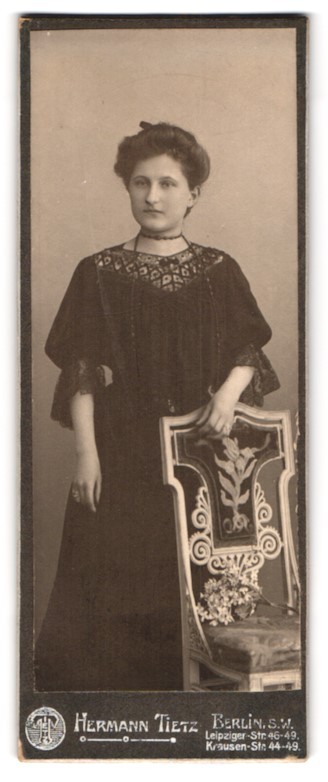 Photograph Hermann Tietz, Berlin-SW, Leipziger-Str. 46-49, portrait young lady