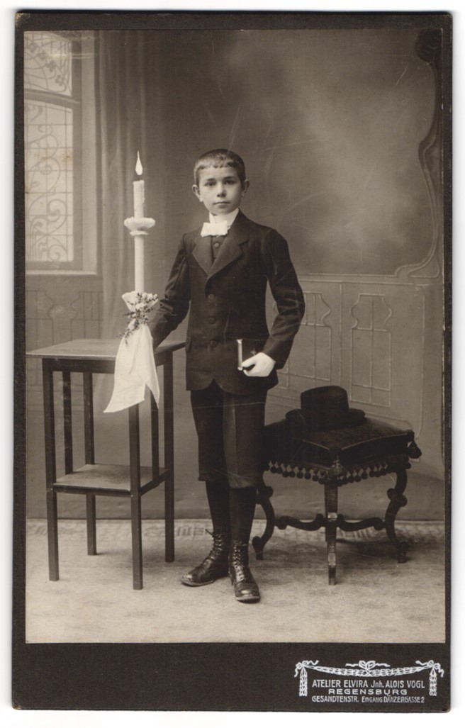 Photograph Elvira, Regensburg, young boy in fine suit for communion with K