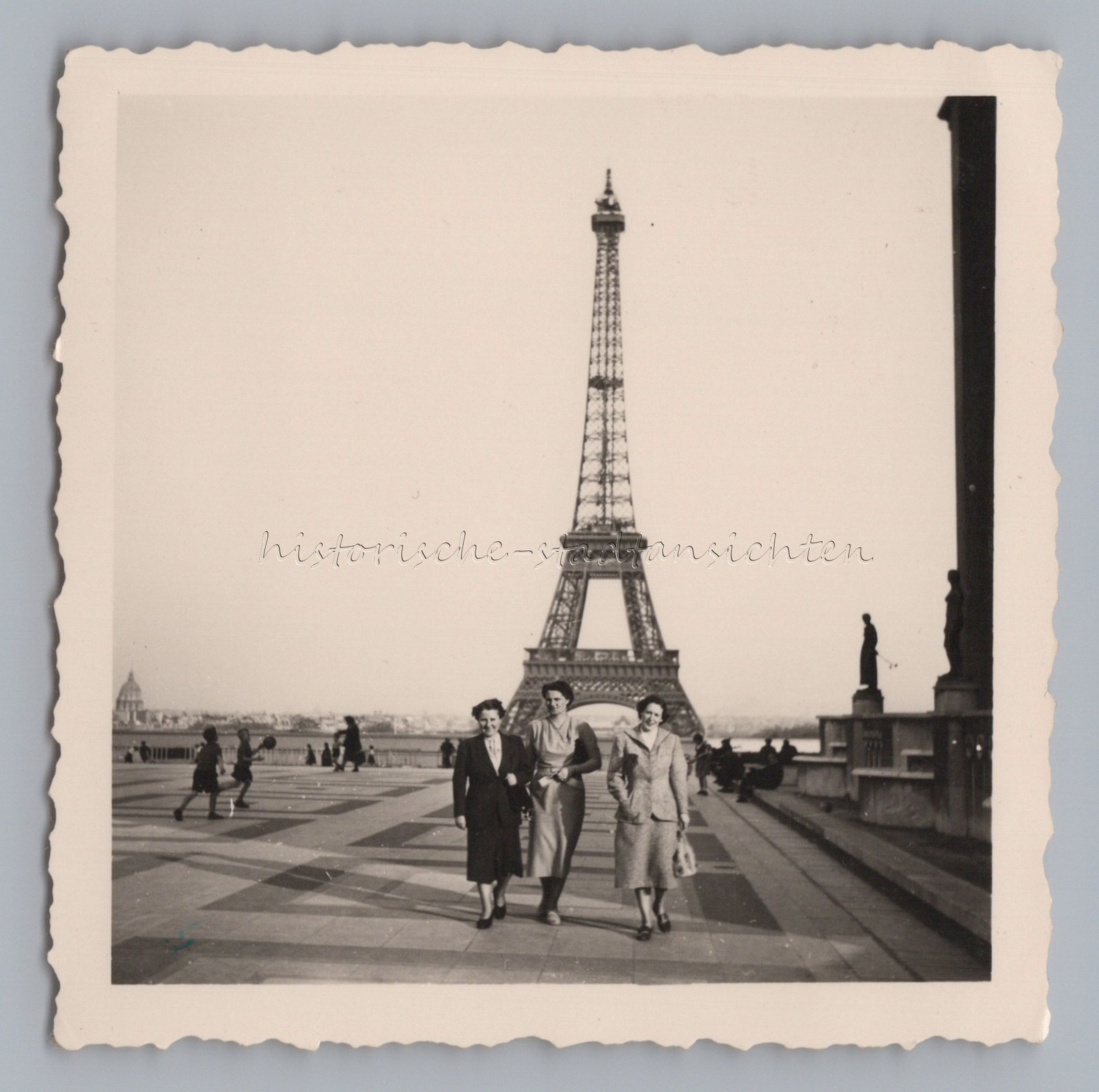 Paris France 1953 – Women Children Playing Eiffel Tower – Photo 1950s