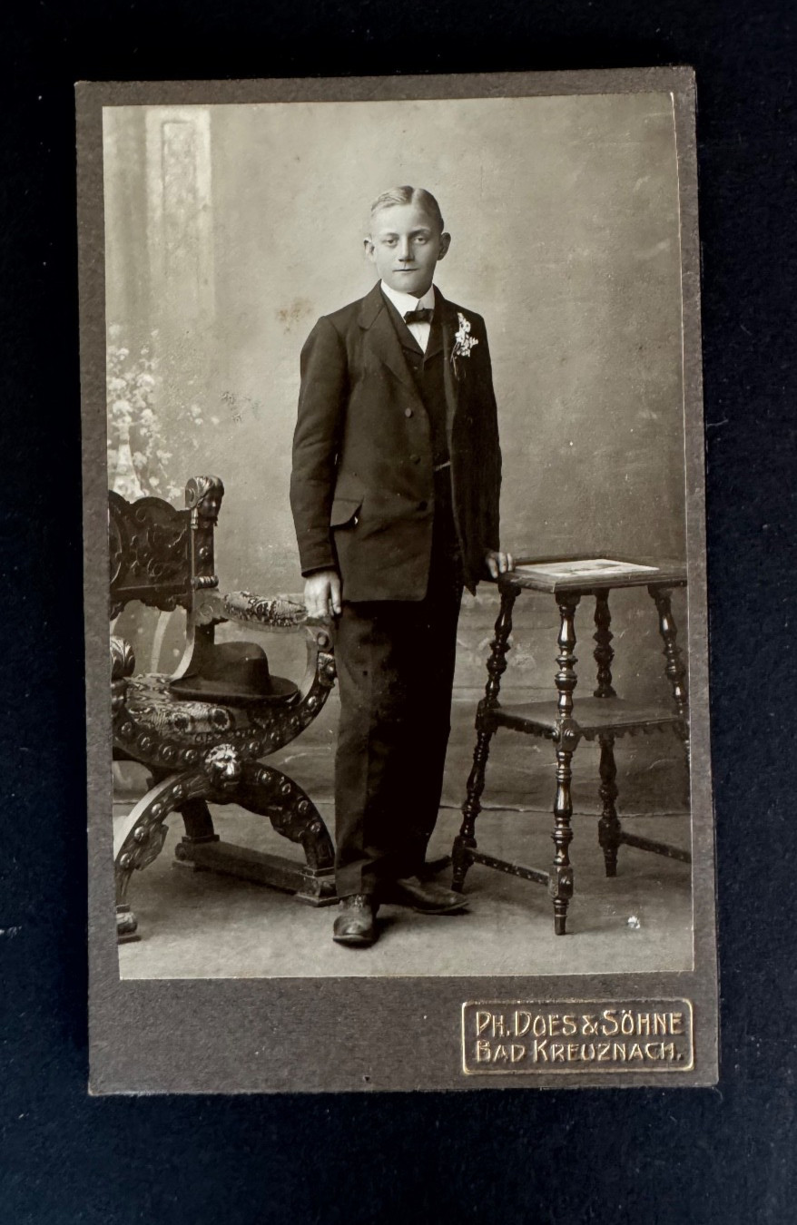CdV photo boy with flower in suit, Bad Kreuznach (c2091)