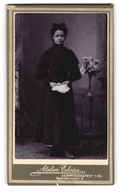 Photography studio Elvira, Ludwigshafen, girl Elsa in black dress to her