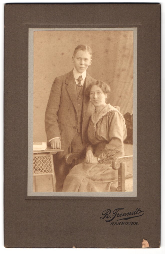 Photograph R. Freundt, Hanover, Feldstr. 2a, mother & son in photo studio woh
